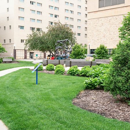 Days Inn By Wyndham Rochester Downtown Екстер'єр фото