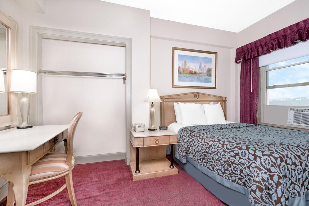 Days Inn By Wyndham Rochester Downtown Екстер'єр фото